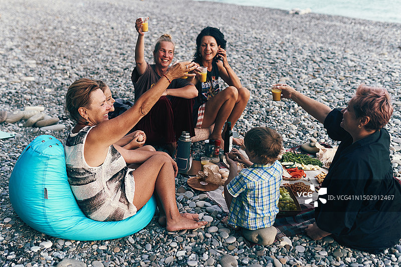 一群朋友在海边野餐图片素材