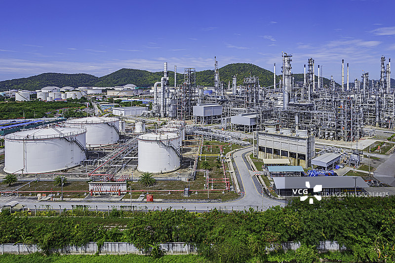 工业区中的炼油厂鸟瞰石油和天然气石化储罐炼油厂图片素材
