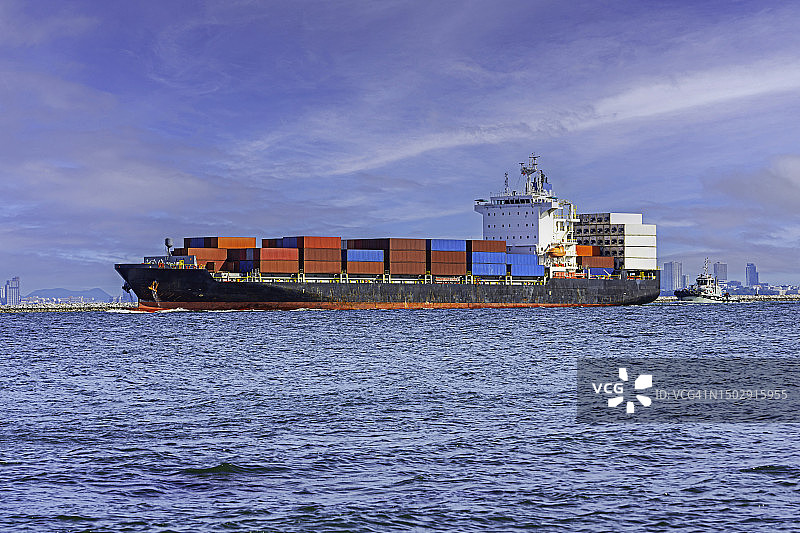 鸟瞰满载集装箱的集装箱船的美丽波浪图片素材