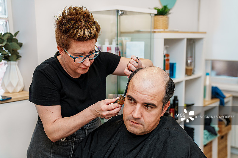 发型诊所改造：光头男士的新发型图片素材