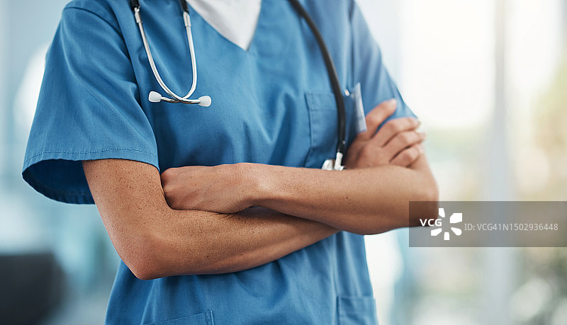 女性，医生，双手交叉，对医院的医疗保健、外科手术或服务充满信心。自信的女性、护士或医疗专业人员，手持听诊器图片素材