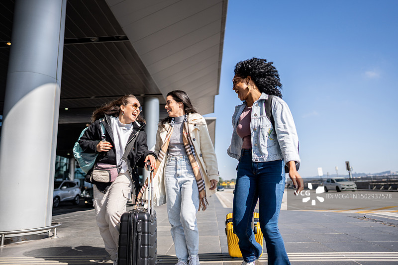 朋友们在机场边走边聊图片素材