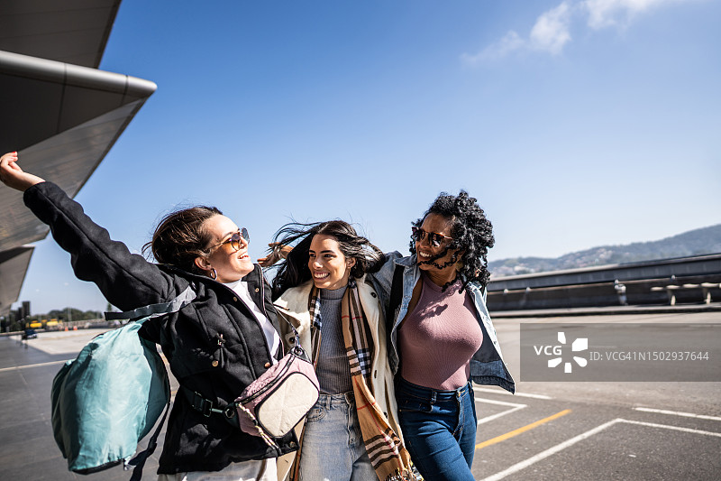 朋友在机场庆祝图片素材