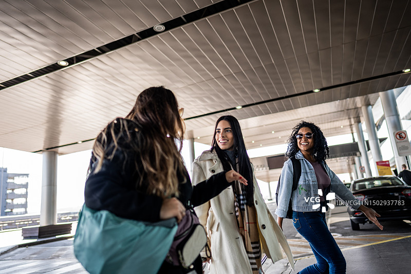 朋友们在机场边走边聊图片素材