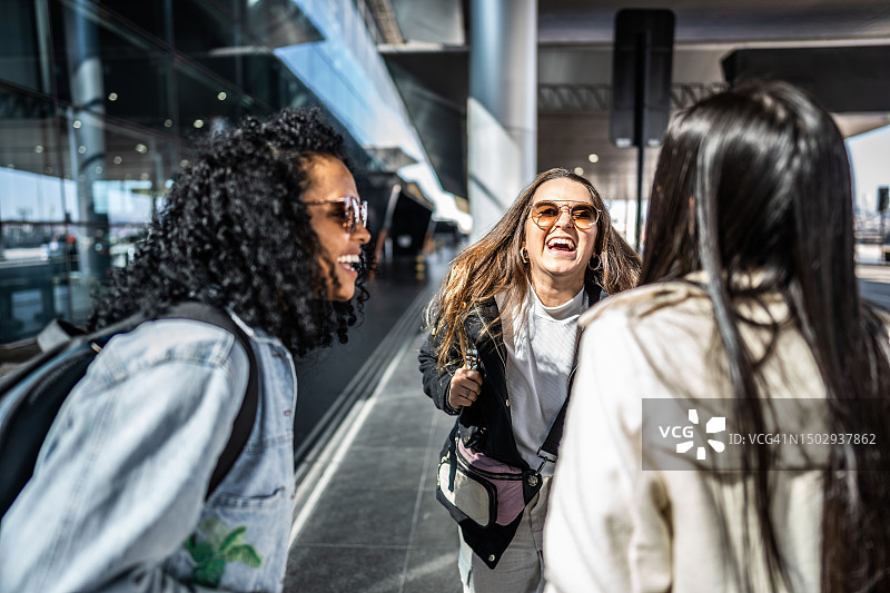 朋友们在机场聊天图片素材