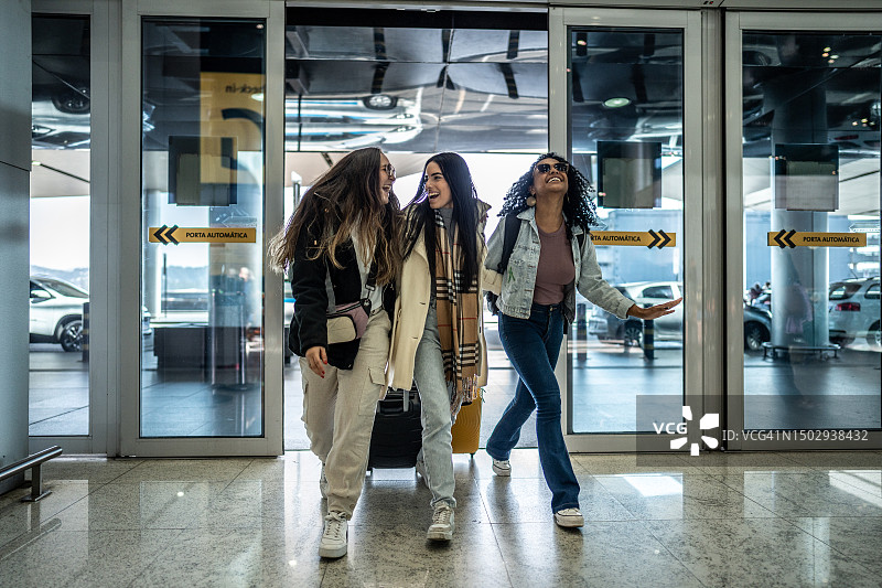 朋友们在机场热情拥抱图片素材