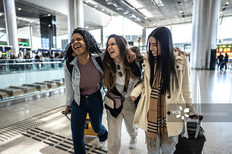 朋友们在机场边走边聊图片素材