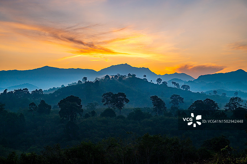 克隆清雨林和雾山的清晨，位于泰国洛坤府考昌隆图片素材