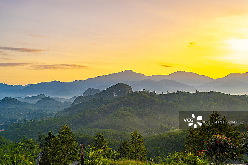 克隆清雨林和雾山的清晨，位于泰国洛坤府考昌隆图片素材