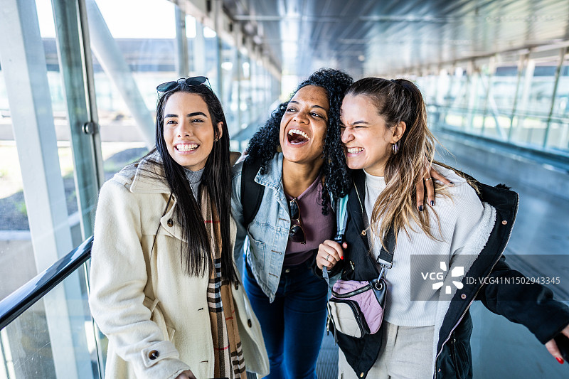 朋友们在机场聊天图片素材