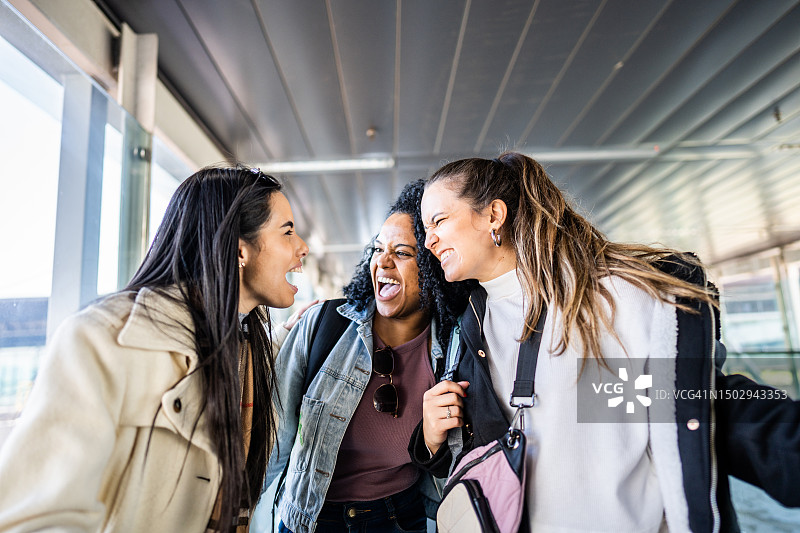 朋友们在机场聊天图片素材