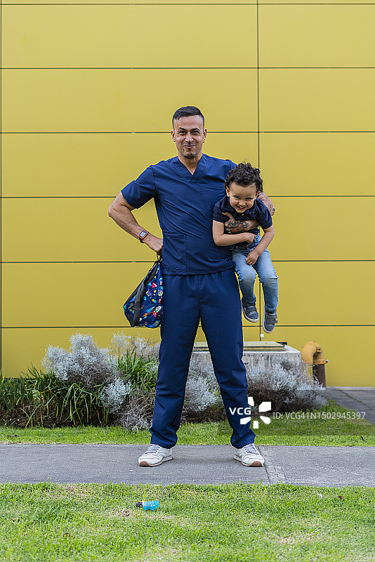 医生穿着诊所制服去学校接儿子图片素材