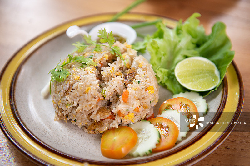 泰式鱼肉炒饭，配辣椒和鱼露，蔬菜点缀图片素材