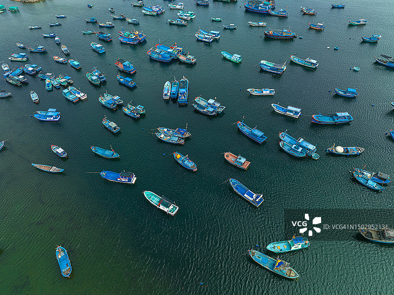 在金兰湾航行的渔船图片素材