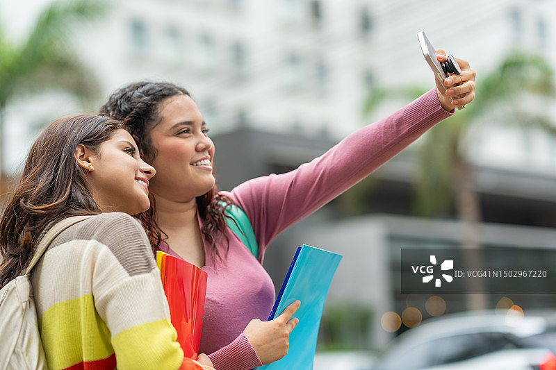 拉丁美洲学生在街上自拍图片素材