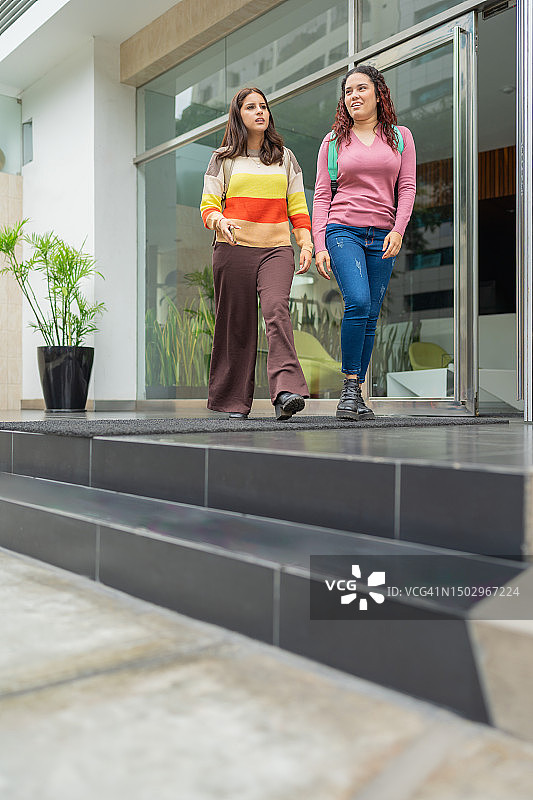 女大学生离开大学的竖版照片图片素材