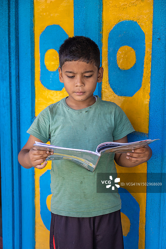 阅读书籍的印度小男孩图片素材