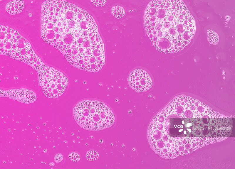 粉红色背景上浴室里的气泡和肥皂泡特写图片素材