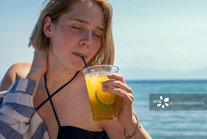 海边酒吧的无酒精鸡尾酒图片素材