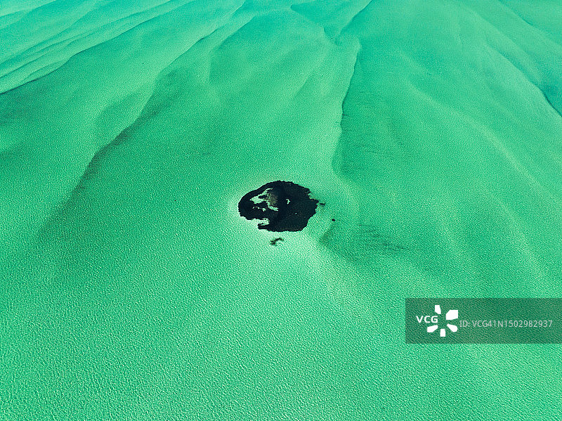 航拍视角下的印度洋蓝洞，位于澳大利亚西澳大利亚州鲨鱼湾图片素材