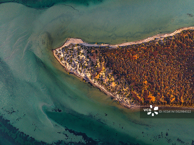 航拍：印度洋上的荒凉景观，位于澳大利亚西澳大利亚州鲨鱼湾弗朗索瓦·佩隆国家公园图片素材