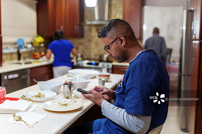 晚餐后玩手机的青年图片素材