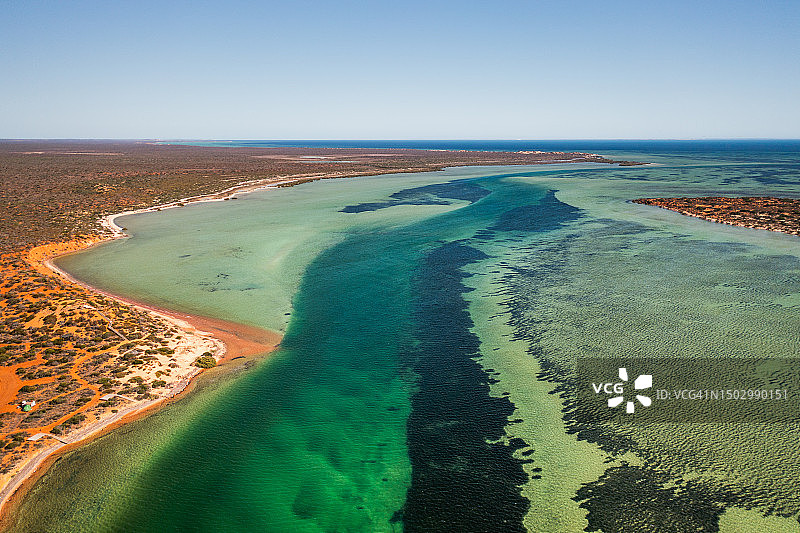 通往印度洋的海峡，在晴朗的一天从空中拍摄，澳大利亚西澳大利亚鲨鱼湾图片素材