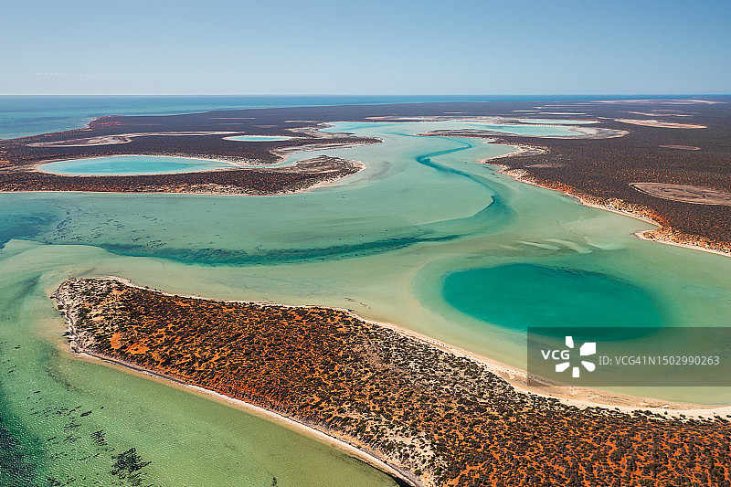 阳光明媚的日子，从空中俯瞰澳洲西澳大利亚州鲨鱼湾弗朗索瓦·佩隆国家公园的壮丽景色图片素材