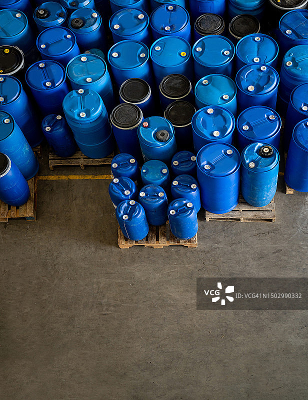 工业厂房的化学品桶库存图片素材