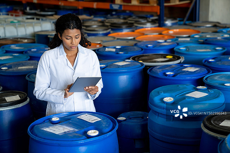 化工 Plant 的工头在对一些桶进行质量控制图片素材
