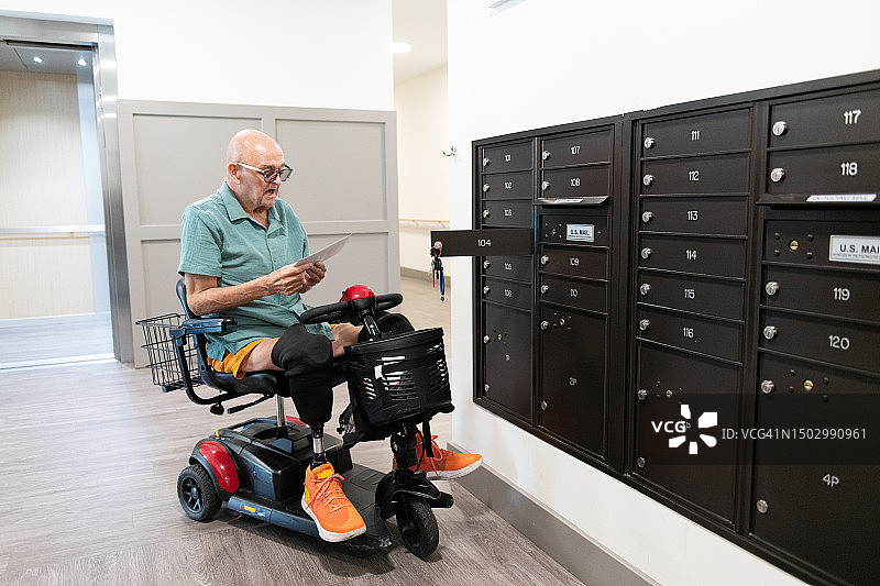 通过邮件投票的残疾老年男子图片素材