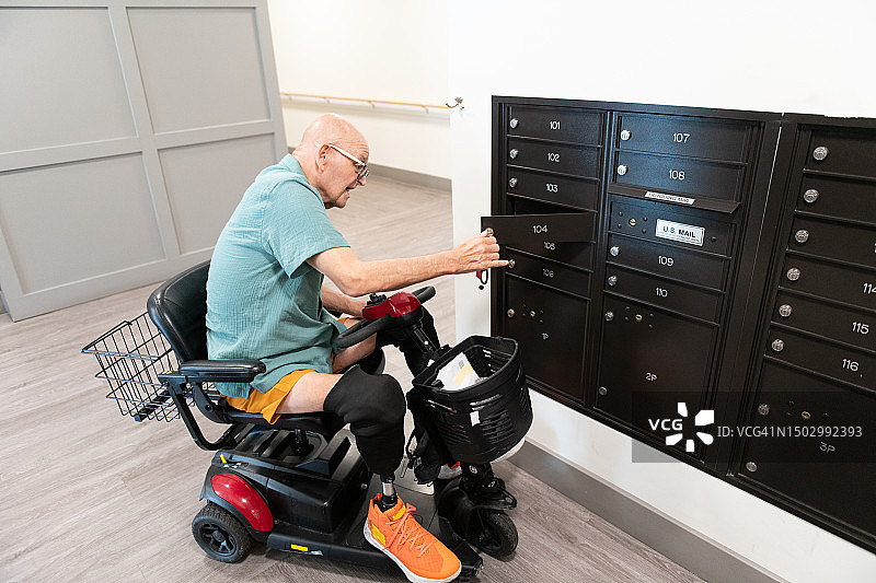 通过邮件投票的残疾老年男子图片素材