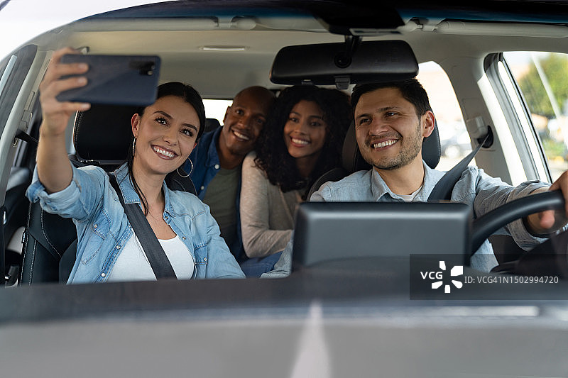 朋友们公路旅行自拍图片素材