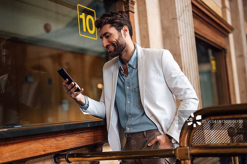 交通枢纽的现代帅气男人图片素材