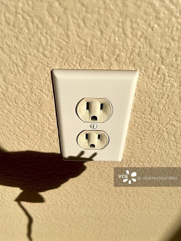手影将插头插入插座图片素材