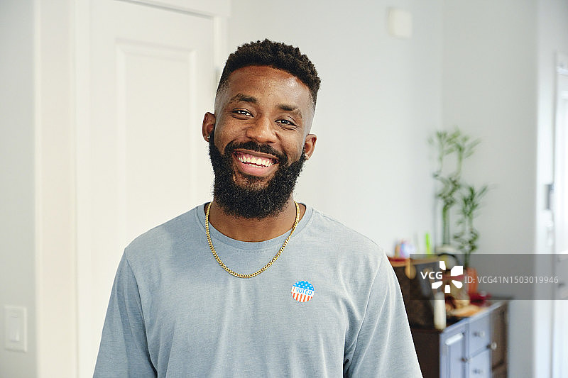 贴着“我已投票”贴纸的男人图片素材