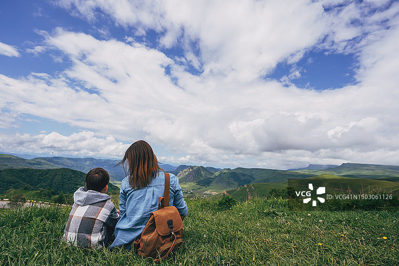 妈妈和儿子在山里图片素材
