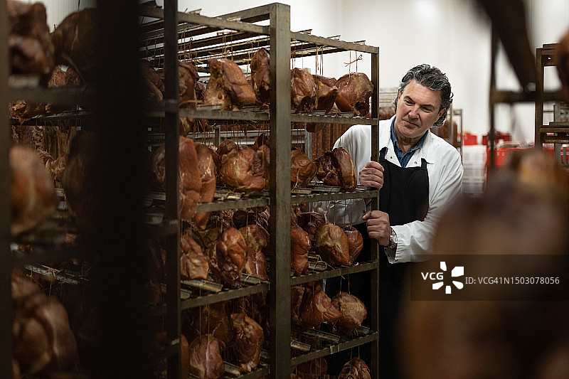 肉类干燥工厂的肉类生产工人图片素材