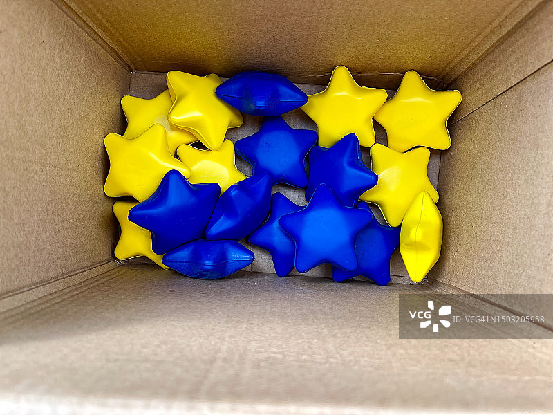 纸箱中的星形压力球图片素材