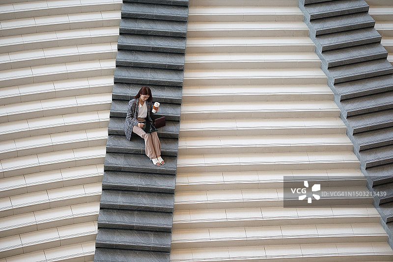 在路上的亚洲女性图片素材