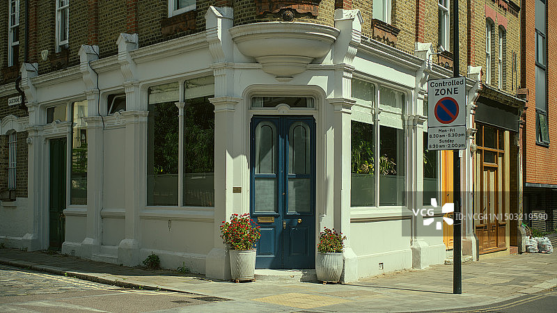 带有蓝色门的街角商店图片素材