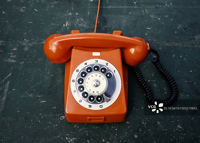 冷战时期的红色拨号老式电话机图片素材