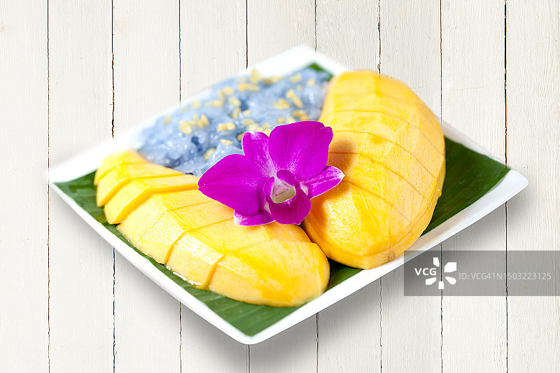 令人垂涎的芒果糯米饭：热带美食图片素材