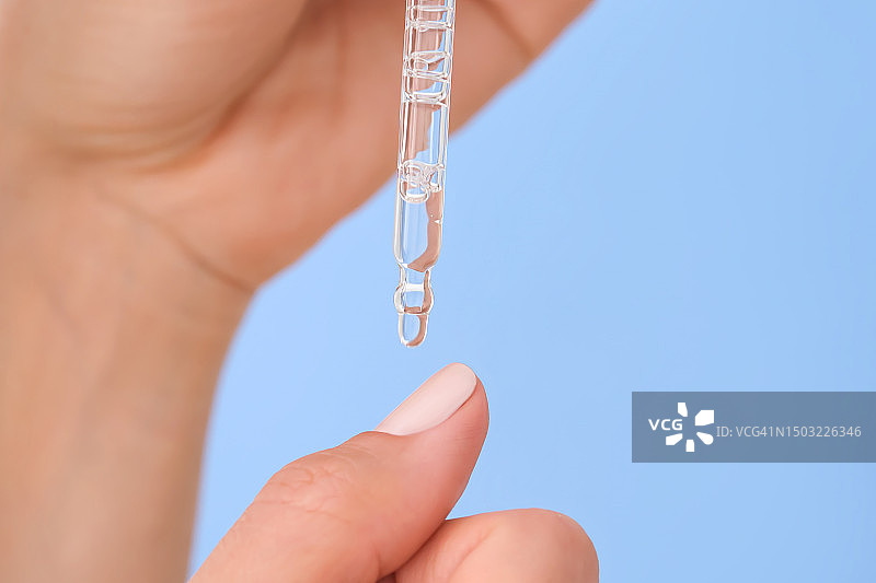 女孩涂油滋养指甲图片素材