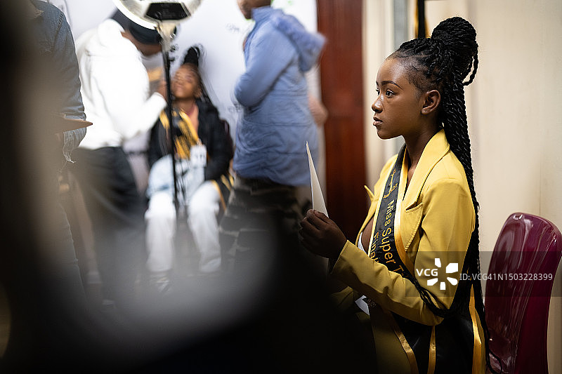 少女在选美比赛后台等候图片素材