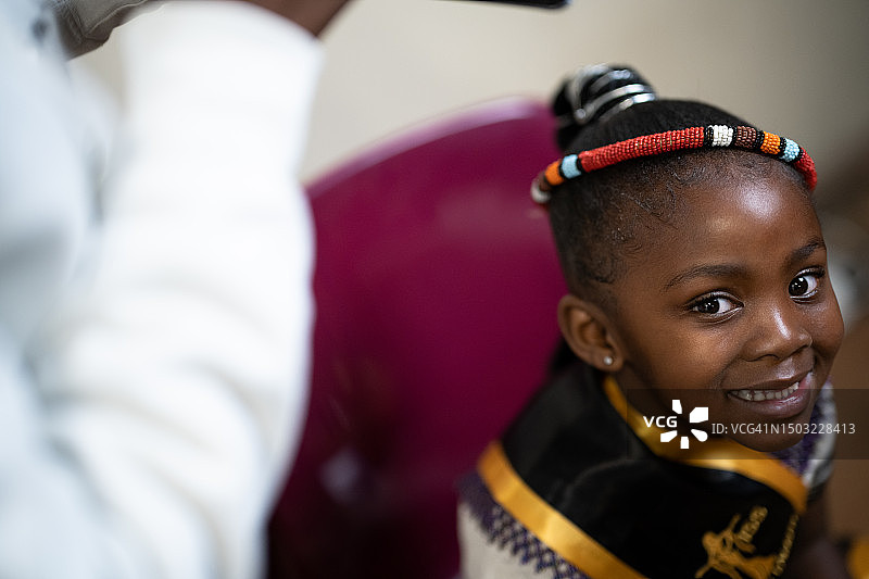 准备参加选美比赛的小女孩图片素材