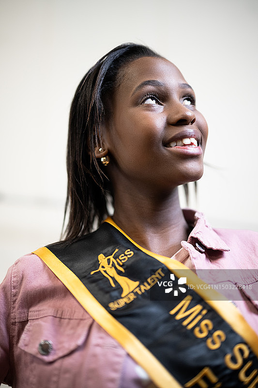 参加选美比赛的自然发色少女人像图片素材