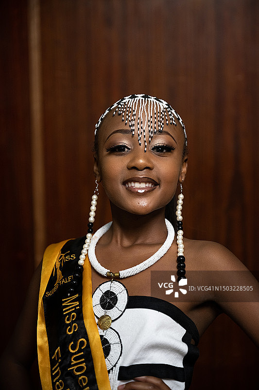 自信的选美比赛少女图片素材