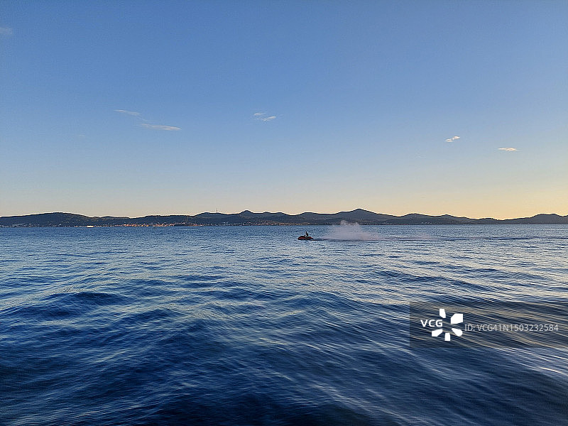 喷气式滑雪驶向日落图片素材