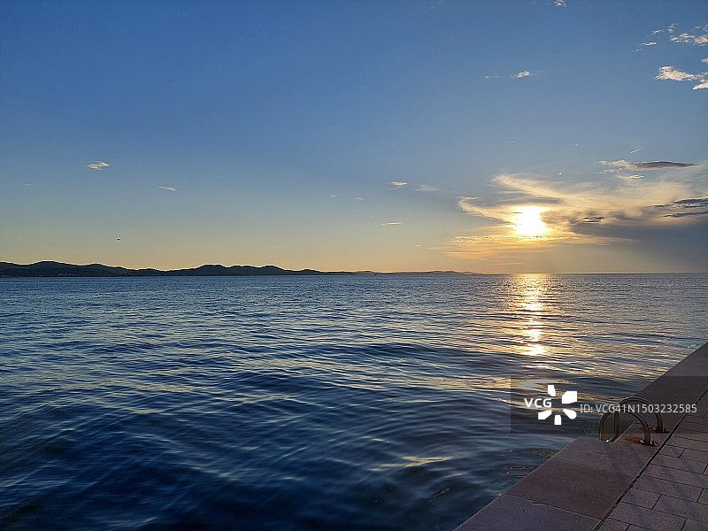 人们在克罗地亚扎达尔欣赏著名的海风琴图片素材